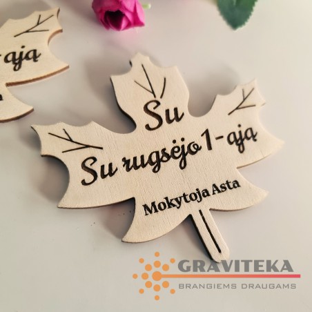 Klevo lapas su magnetu